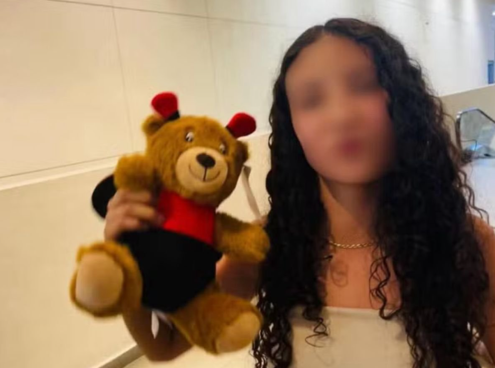 Menina de 14 anos morre após cirurgia de silicone feita por namorado da mãe