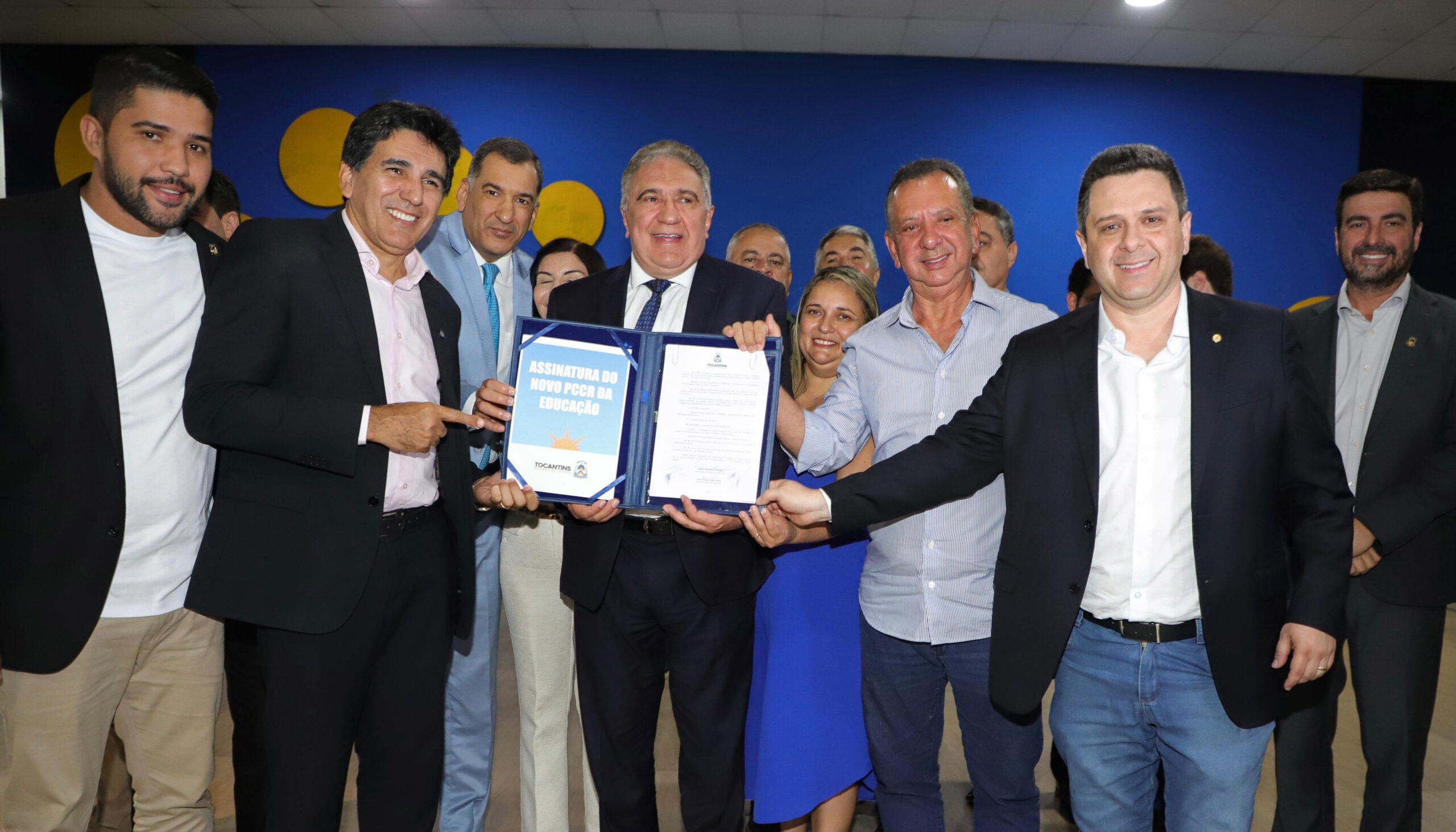 Em ato histórico, governador Laurez Moreira sanciona novo PCCR da Educação e garante valorização da categoria após 10 anos de espera