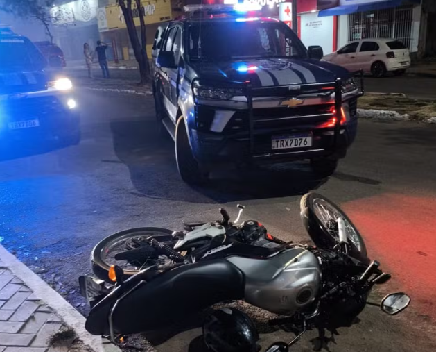 Motociclista é preso após supostamente empinar moto e bater em viatura em Palmas