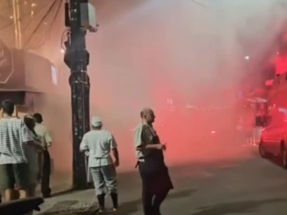 Fogo em bar visitado por Dua Lipa assusta clientes