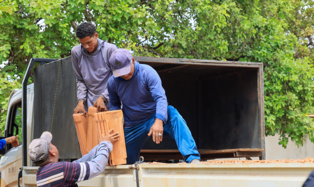 Prefeitura mobiliza força-tarefa após vendaval e distribui telhas no Jardim Taquari