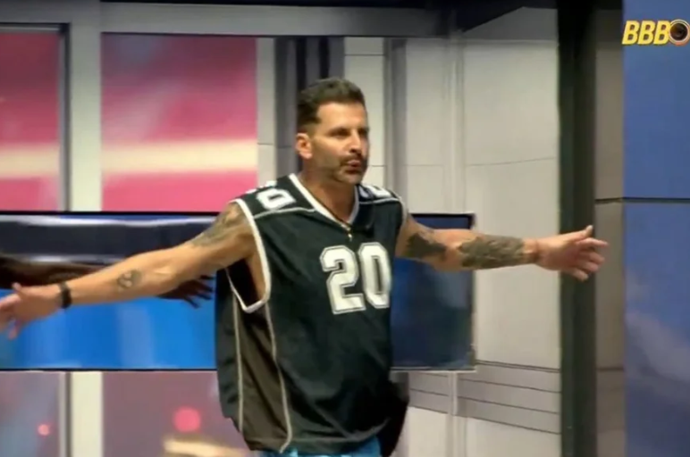 Após segunda convulsão do ator Henri Castelli, críticas à Globo repercutem