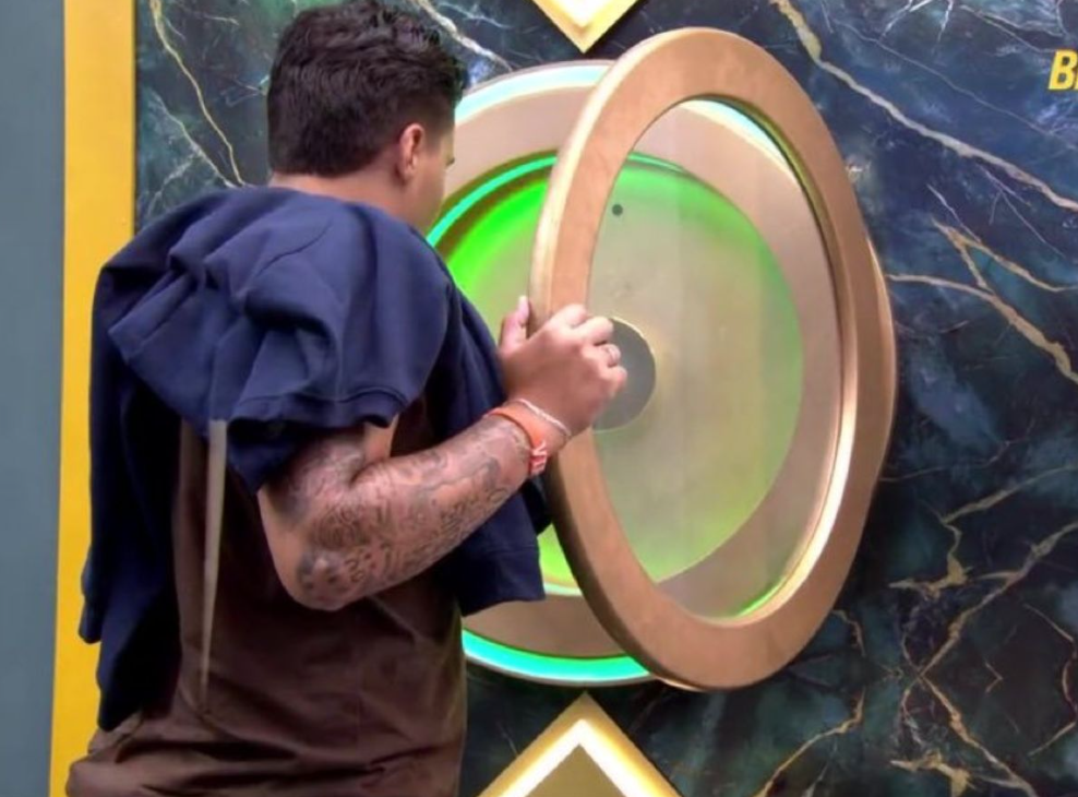 Após assédio, Pedro aperta botão e deixa o BBB26 em uma semana