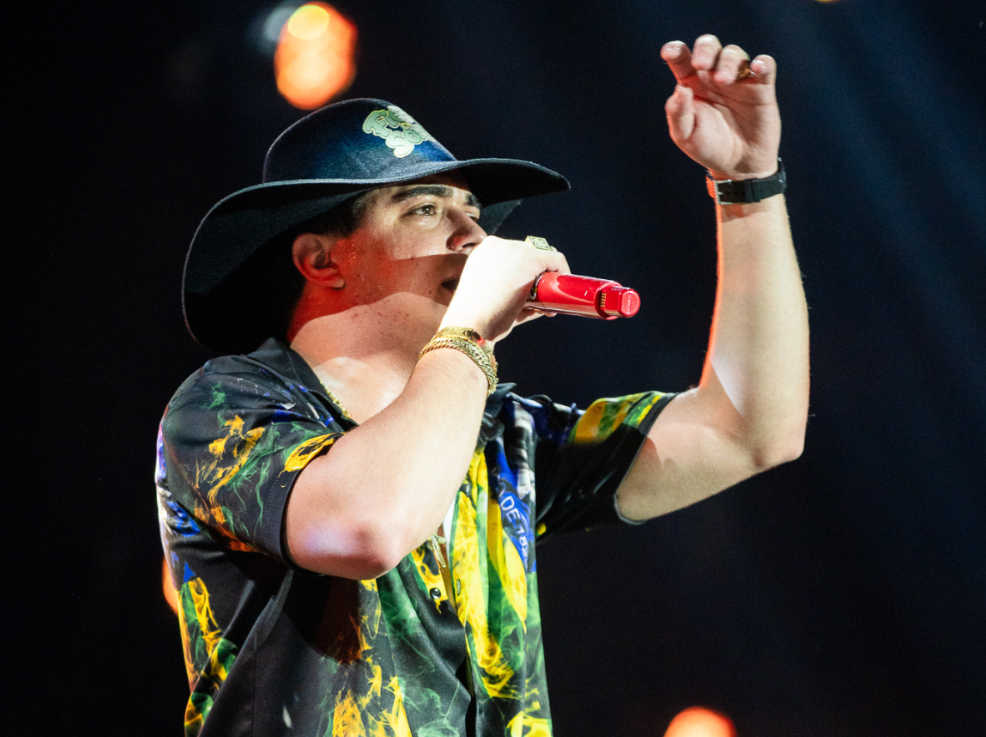 Natanzinho Lima se emociona e interrompe show por problema de saúde