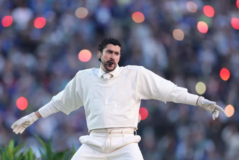 Bad Bunny faz história com show em espanhol no Super Bowl