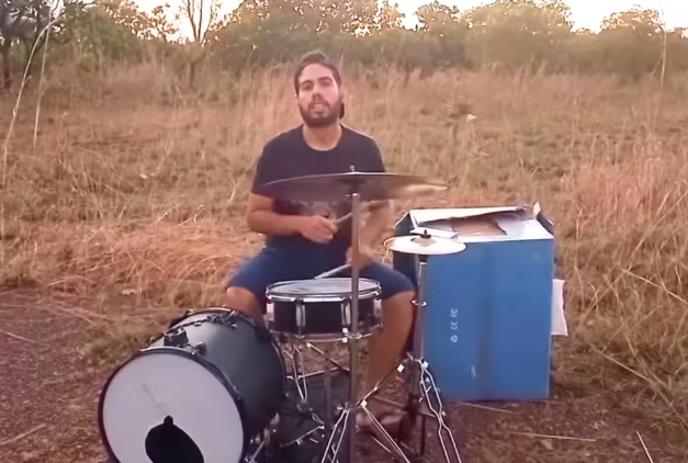 Quem é o baterista que foi a ensaiar no mato após denúncia de vizinho?