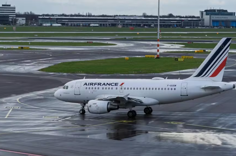 Avião muda rota após alerta de Ebola em voo