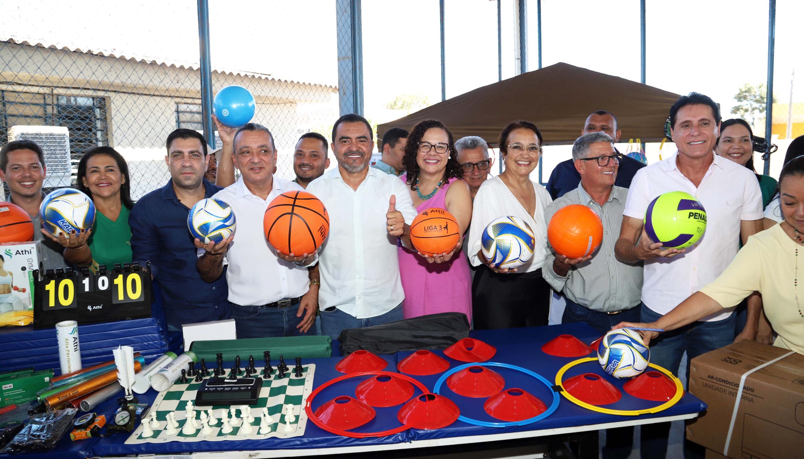 F7- Estudantes do Colégio Estadual de Cristalândia recebem os novos materiais esportivos Ademir dos Anjos Governador Wanderlei Barbosa entrega kits desportivos e aparelhos de ar-condicionado para mais de 40 escolas da Regional de Paraíso