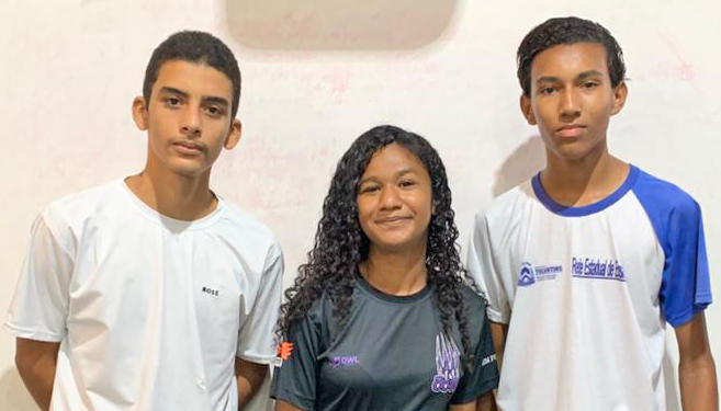 Foto 1 – Emilly, Hítalo e Wanderson comemoram a conquista das medalhas Estudantes de Colégio Estadual de Paranã conquistam ouro e prata na Olimpíada Brasileira de Engenharia