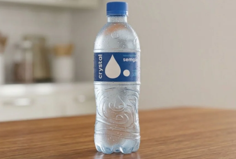 Anvisa manda recolher lote de água Crystal após bactéria