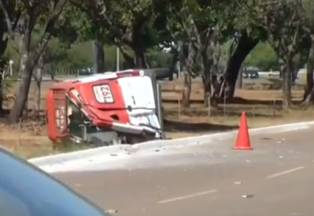 Ambulância do Samu capota a caminho de atendimento a vítima baleada em Palmas
