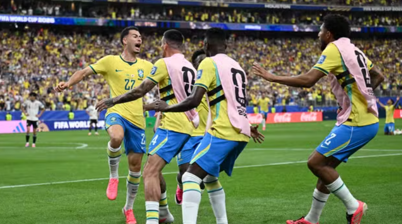 Com gol aos 49, Brasil vira sobre o Japão e avança às oitavas da Copa
