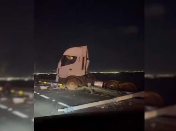 Caminhão derruba poste e quase cai da ponte no lago de Palmas