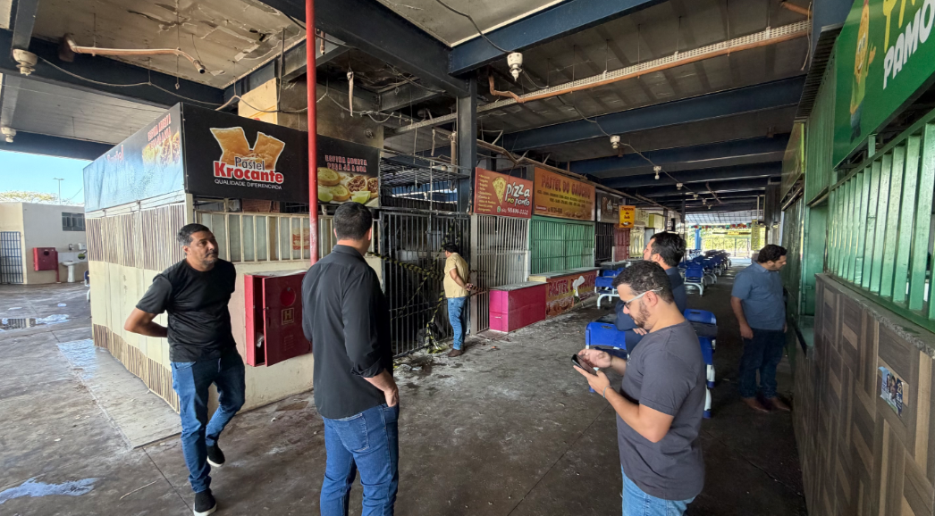 Ação rápida evitou propagação das chamas durante incêndio em estande da Feira da 304 Sul; feirantes atingidos receberão crédito facilitado do Banco do Povo