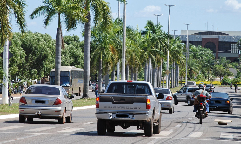 Infração de Trânsito - Crédito - Esequias Araúj Veículos com placas finais 1 e 2 têm até dia 30 de setembro para quitar taxa de licenciamento de R$ 79,83
