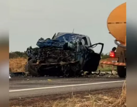 Motorista morre após caminhonete bater contra caminhão no TO