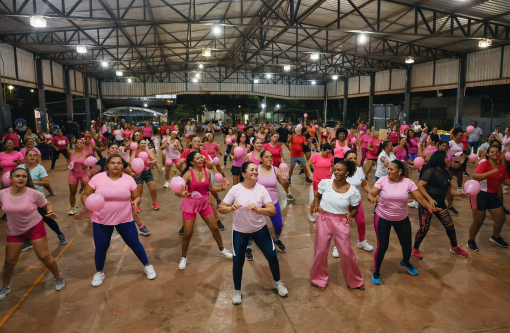 Zumba Rosa leva saúde, dança e conscientização para mulheres na Feira Coberta do Jardim Taquari